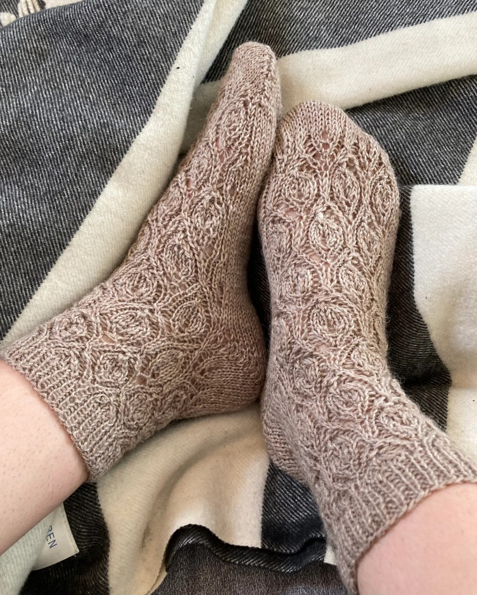 Autumn Leaves Socks strikkekit - SkovCreations