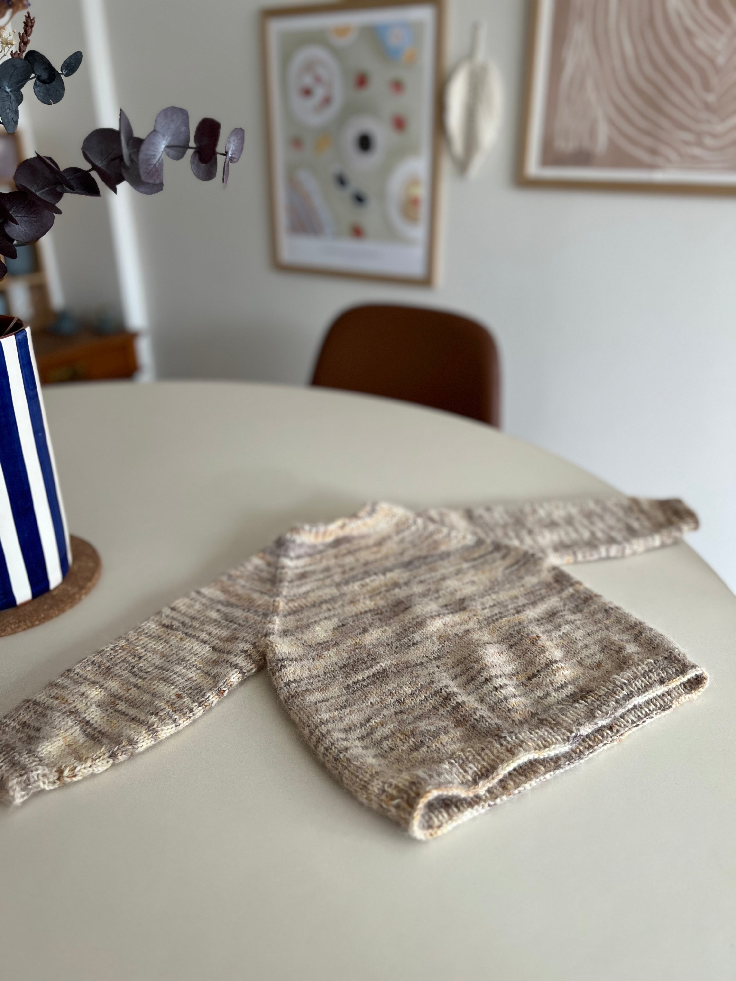 Bamse sweater Håndfarvet edition, strikkekit - Petiteknit