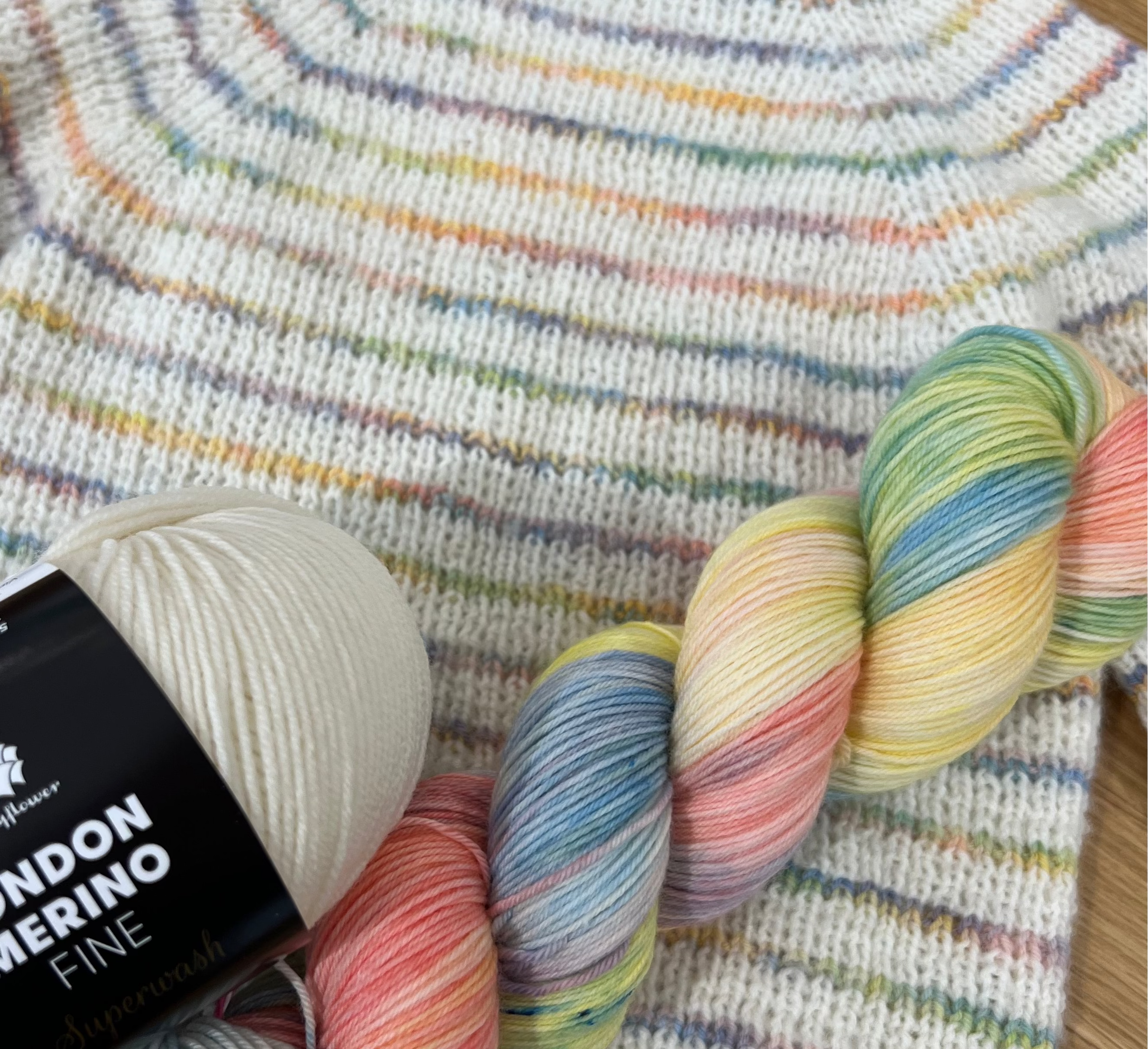 Friday Tee Strikkekit håndfarvet - Petiteknit