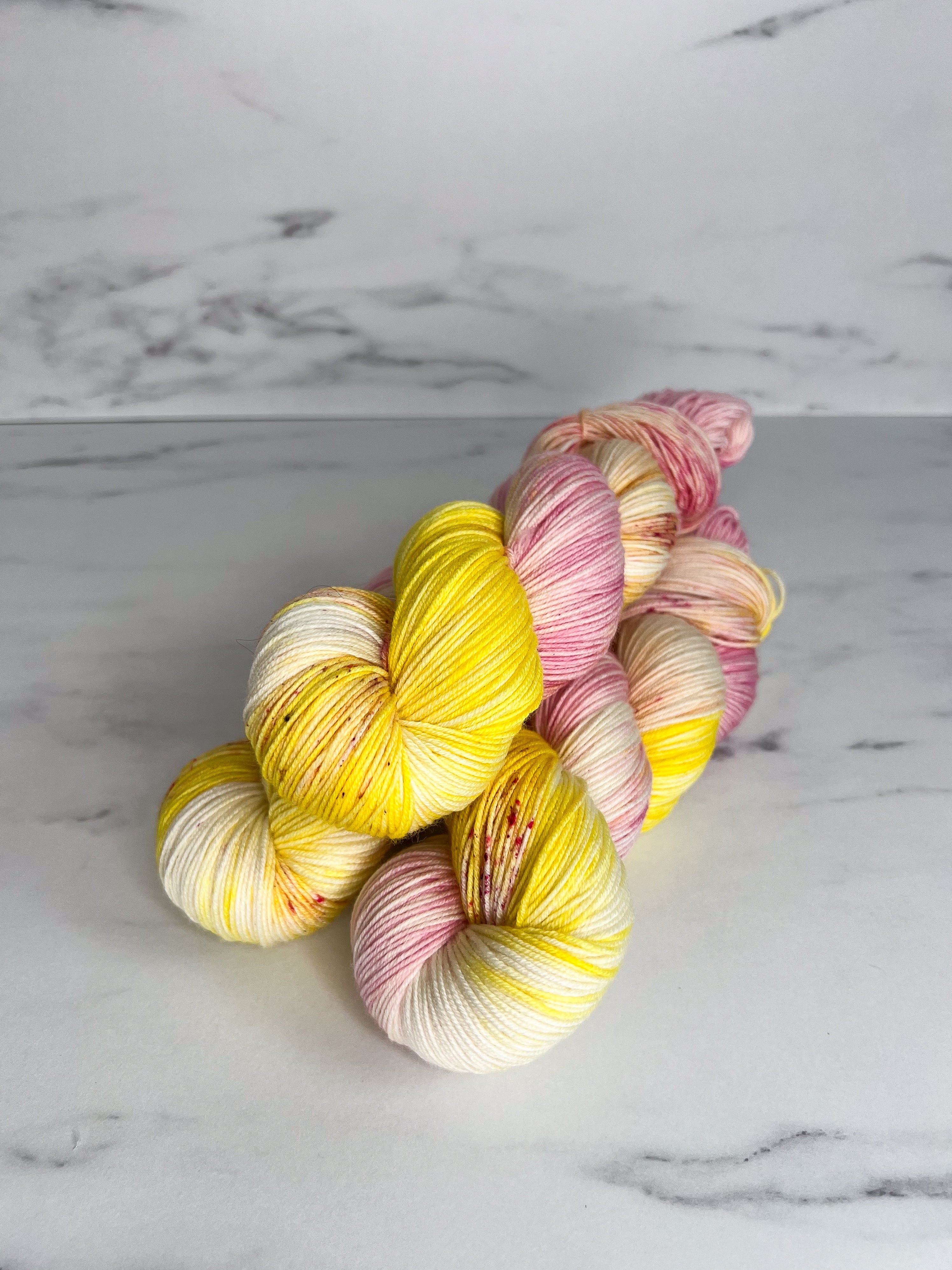 Håndfarvet ekstrafin merinould | Pink limonade Lykke ☀️