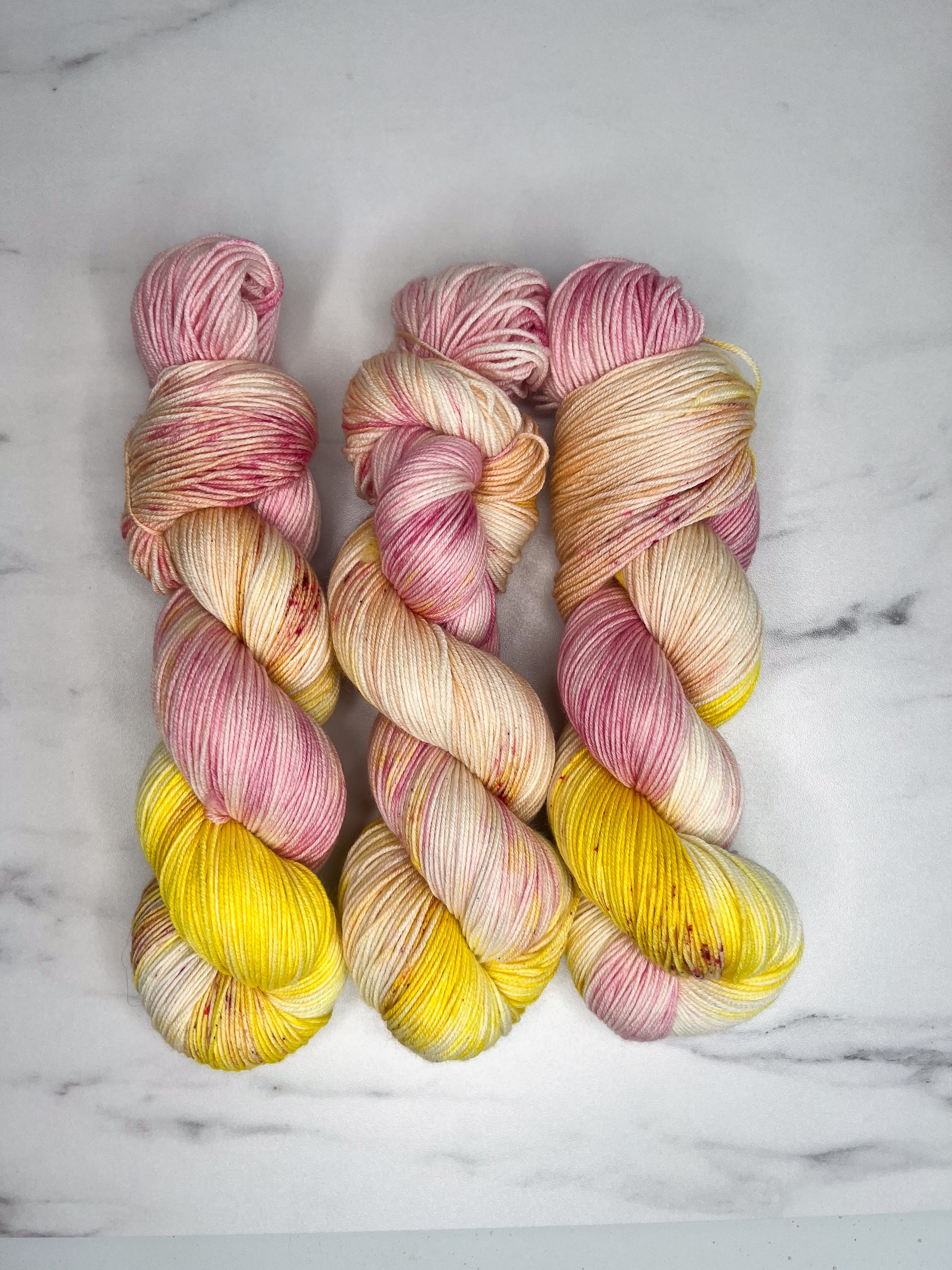 Håndfarvet ekstrafin merinould | Pink limonade Lykke ☀️