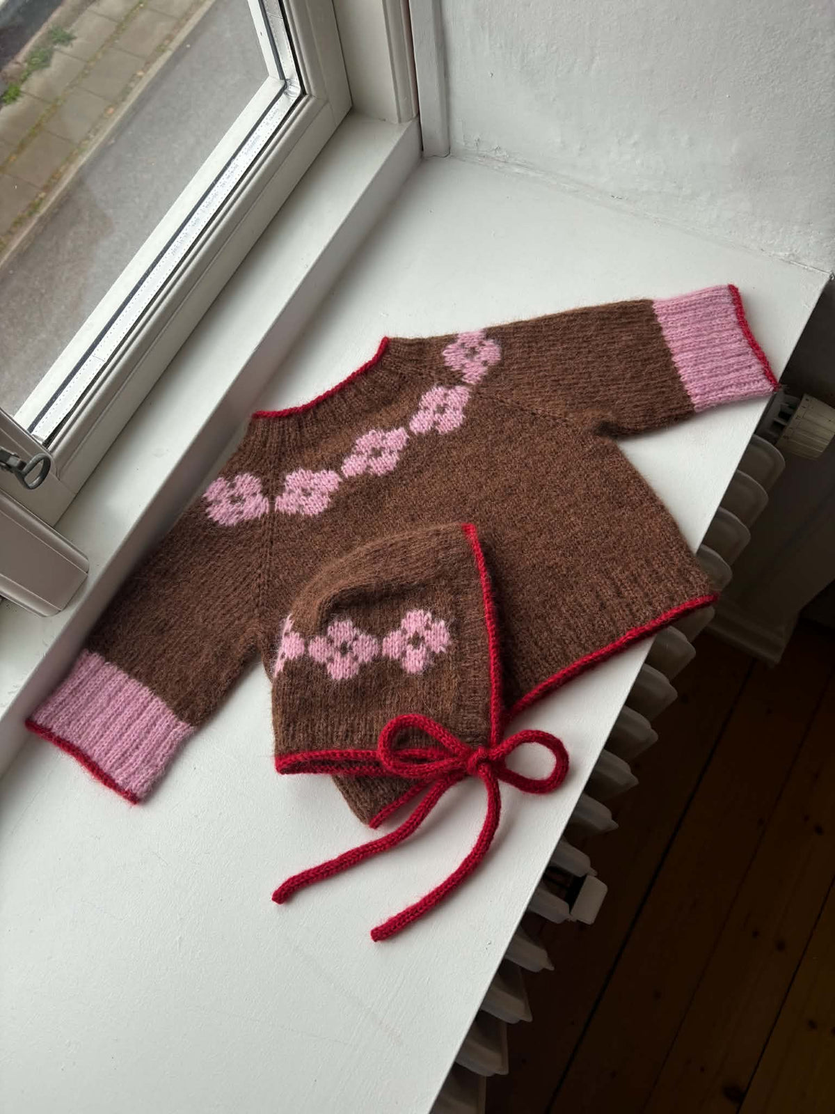 Fiori Sweater og Fiori Bonnet strikkekit - Karoline Maria Barfod