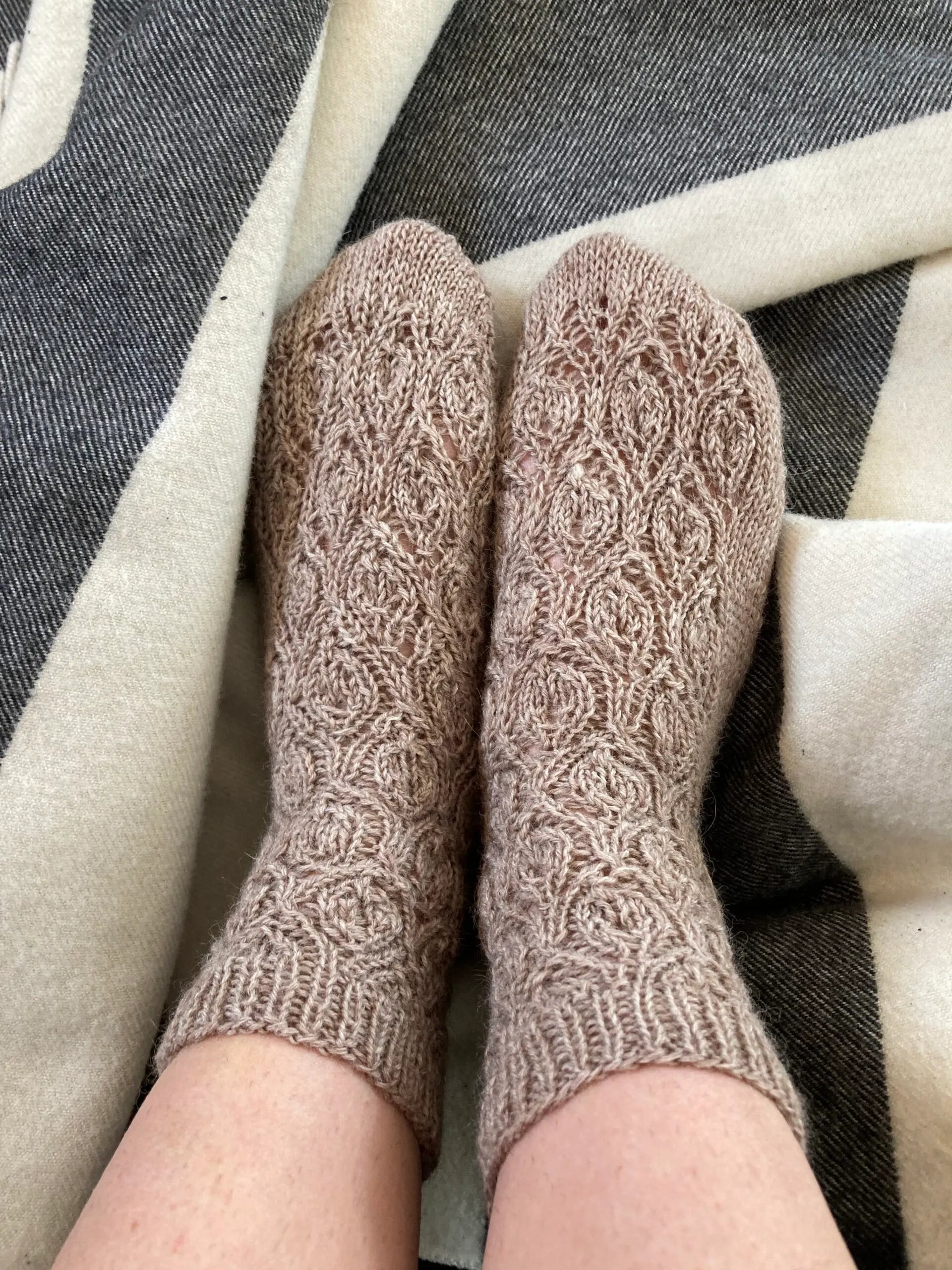 Autumn Leaves Socks strikkekit - SkovCreations