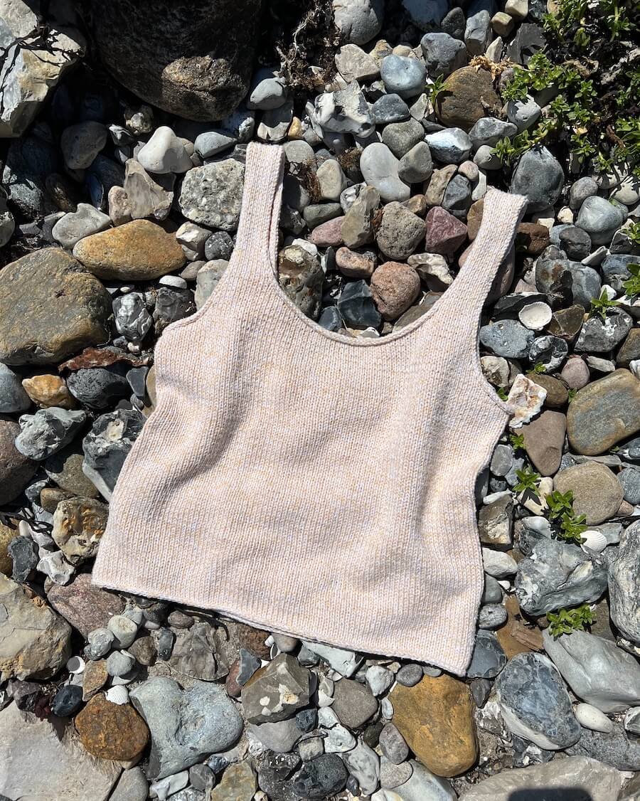 sandfarvet junetop petiteknit på sten