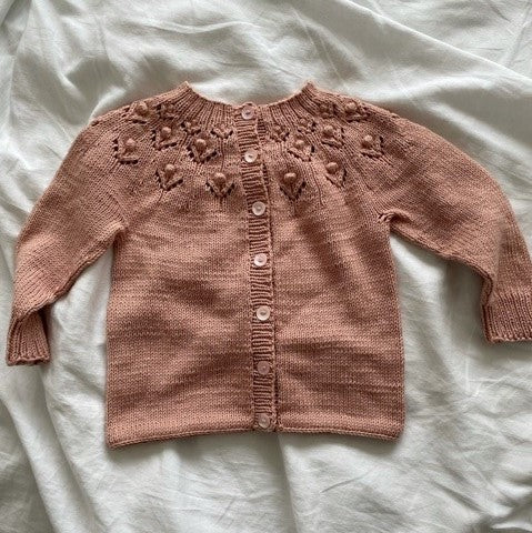 Blomsterkrans cardigan - Strikkekit