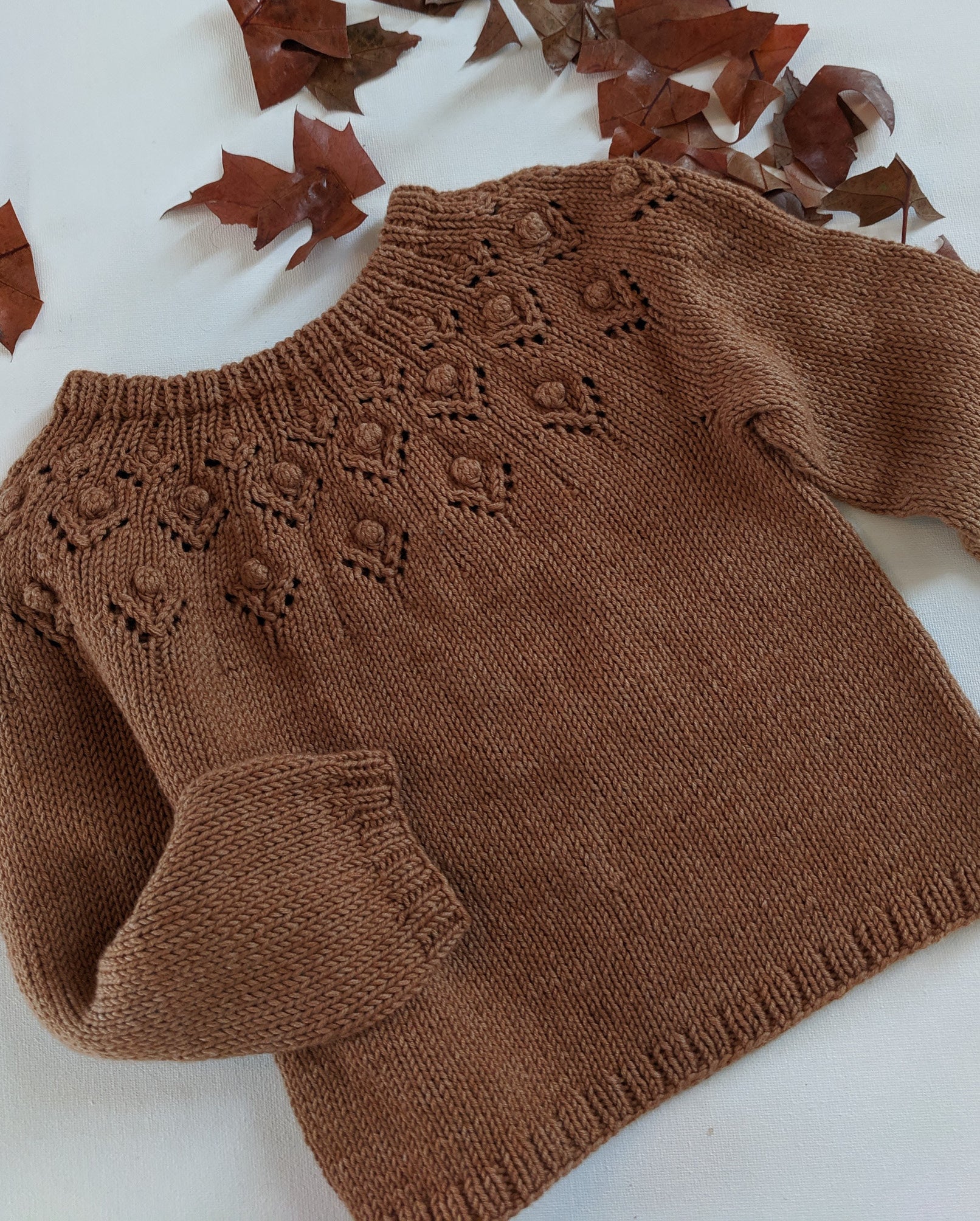 Blomsterkrans sweater barn strikkekit - Minister