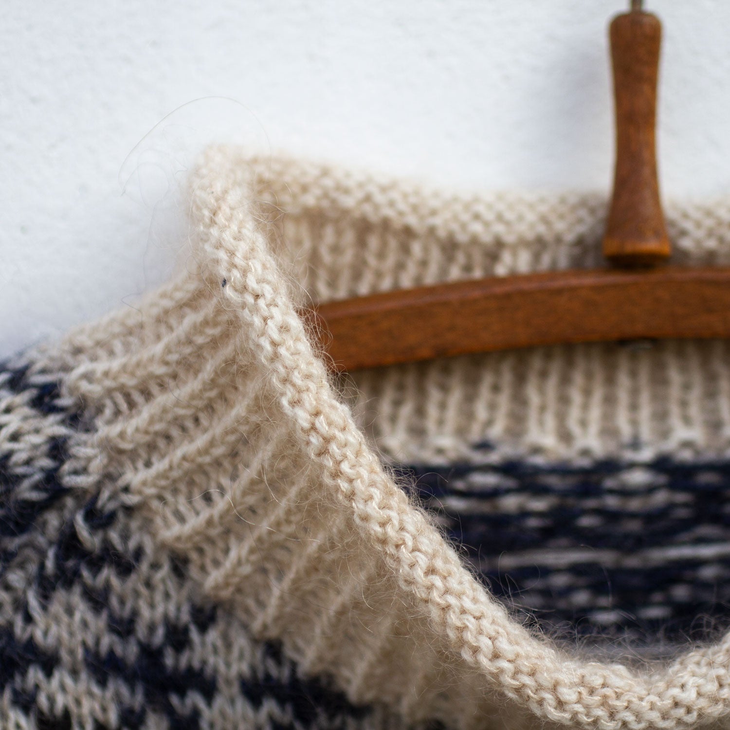 Coloured Crosses sweater Strikkekit - Anne Ventzel