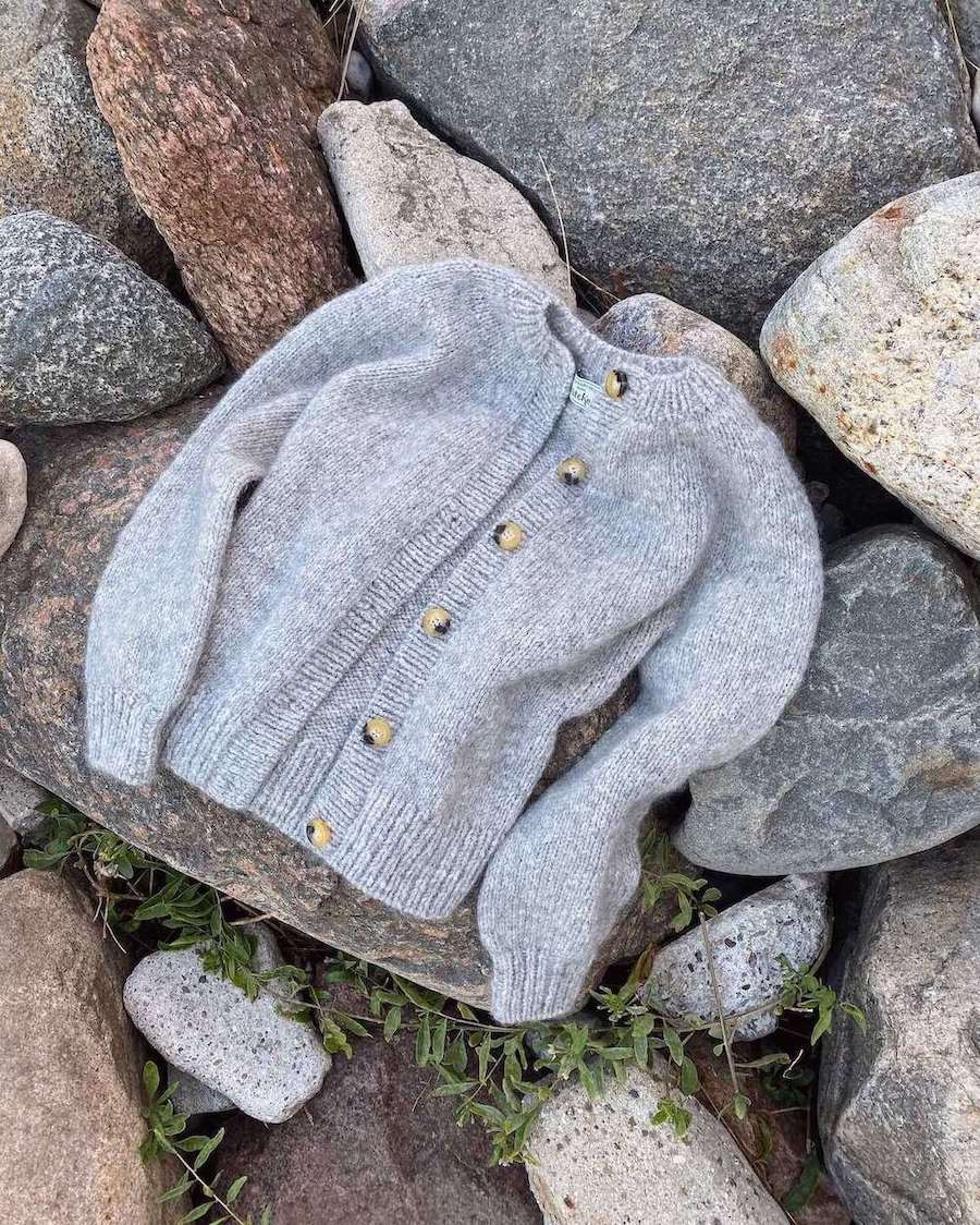 Novice cardigan Strikkekit - Petiteknit