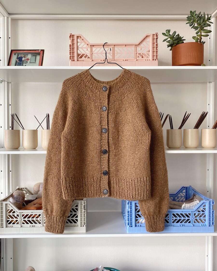 Novice cardigan Strikkekit - Petiteknit
