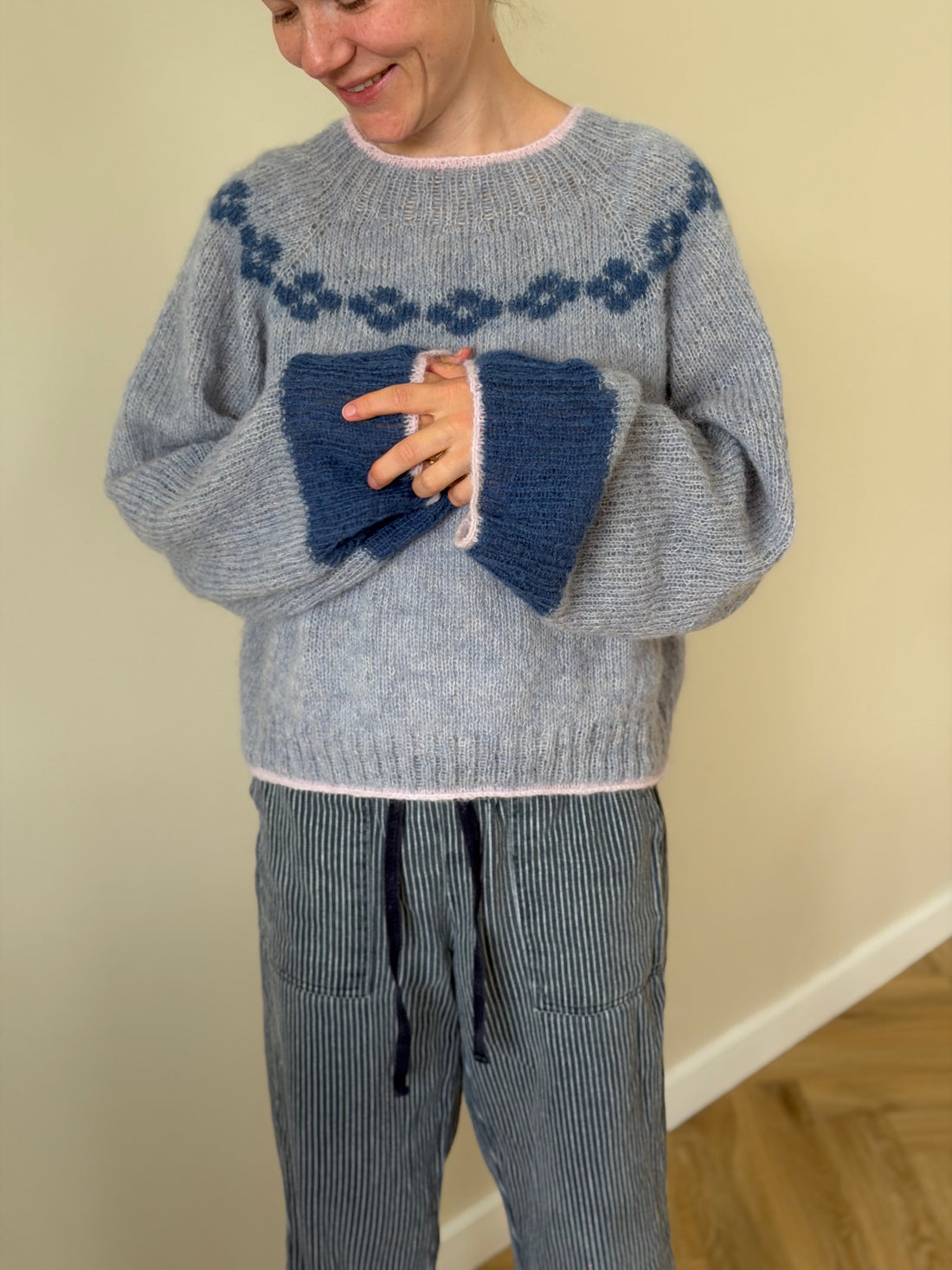 Fiori-sweater voksen strikkekit - Karoline Maria Barfod