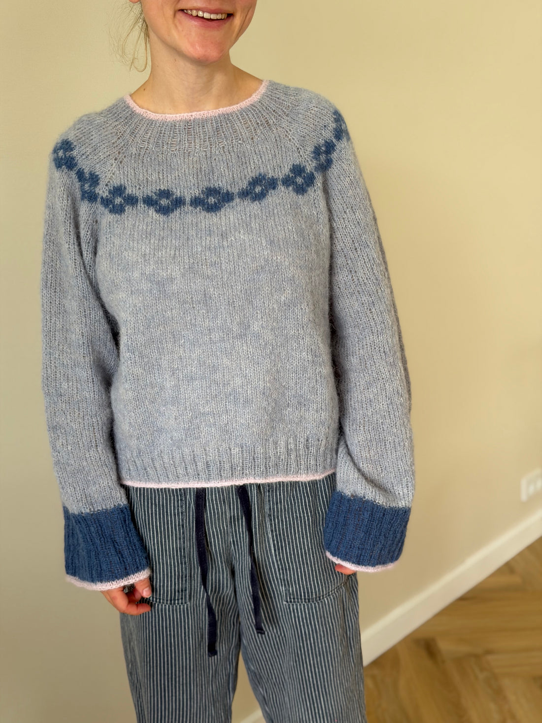 Fiori-sweater voksen strikkekit - Karoline Maria Barfod
