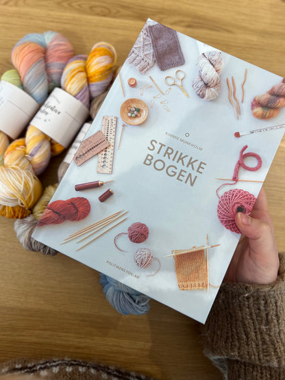 Strikkebogen + Et fed af Min kreative verdens håndfarvet garn