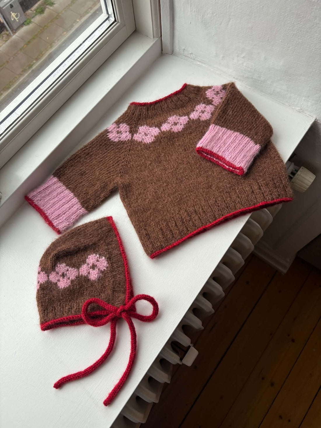 Fiori Sweater og Fiori Bonnet strikkekit - Karoline Maria Barfod